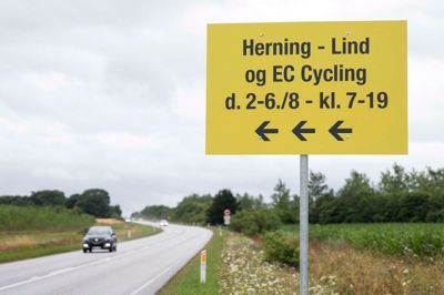 På Vardevej syd for Lind kan man i disse dage opleve dette skilt, som markerer, at vejen bliver spærret, og trafikken dirigeret ad andre veje under mesterskaberne i næste uge.?Foto: Tom Laursen