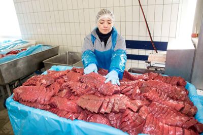 De hele stykker kød bliver målt med laser, når de kommer ind i sliceren. Den finder derefter ud af, hvordan kødet skal skæres for at bøfferne vejer lige meget. Maskinen kan lave 6000 bøffer i timen.