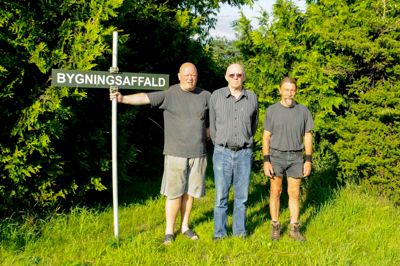 Tre fra bestyrelsen for Stakroge Genbrug er fotograferet foran det nye område til bygningsaffald og murbrokker. Fra venstre er det formand Jens Kauffmann, Ole Wienholtz, der har ansvaret for pladsens miljø og løbende fører kontrol med affaldet og affaldsmængden, og Carsten Larsen, der er kasserer. ?foto: Connye Arreborg
