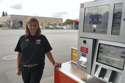 Butikschef Jette Mortensen fra Circle K i Lind får ikke mange biler til brændstofstanderne fredag, lørdag og søndag i næste uge, fordi Lind Hovedgade er spærret under EM i landevejscykling. I stedet vil hun lokke kunderne til med storskærm, smagsprøver og gode tilbud.? Foto: Palle Heering Nielsen
