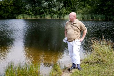 Jens Kauffmann er vild med naturen ved Stakroge og er her på gåtur ved naturperlen Fiskesøen i udkanten af byen. ?? foto: Flemming Hansen