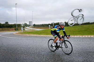Morten Bundgaard Pedersen fra »De Små Klinger« i Lind kører her ind på opløbsstræningen ved rundkørslen ved Kaj Zartows Vej. På det tidspunkt er der en kilometer tilbage til målstregen ved MCH Arena.?Foto: Flemming Hansen