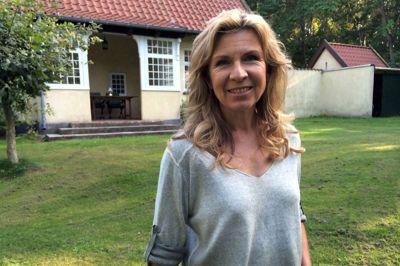 Pernille Sams har gennem sit arbejde som liebhavermægler besøgt hundredvis af fantastiske ejendomme og ved alt om, hvad der gør en bolig helt speciel. Hun ved også, hvad der kan spolere både en ejendoms og et helt områdes specielle værdi. Hun kalder de planlagte kystnære havvindmøller ved Søndervig og Klegod for landskabssvineri. ?Foto: Finn Hageman/TV 2