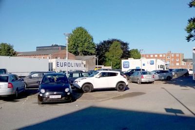 Dette syn mødte de slagteri-arbejdere, som parkerer i Danmarksgade. Køretøjer til tv-produktionen fra EM havde fundet en måde at overnatte på - i hvert fald hvad angår køretøjerne.? Privatfoto