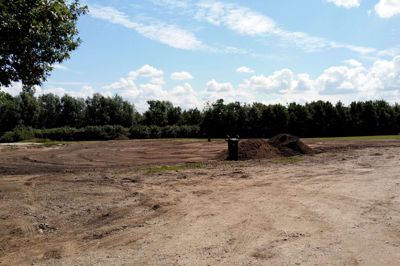 Sidste år blev de gamle ridebygninger fjernet fra Sports Allé 1, og tilbage lå et tomt område, hvor Vildbjerg Sports- og Kulturcenter i fremtiden gerne vil etablere campingplads med tilhørende faciliteter. ?Foto: Søren Poder