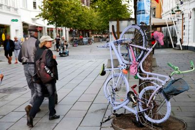Området mellem Torvet og Tinghuspladsen er nu officiel Bikey Fantasicykelzone. Der er pyntet op med herreløse cykler, som har fået maling og er udstillet for at gøre opmærksom på EM i landevejscykling.? Foto: Flemming Hansen
