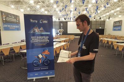 Kommunikationskonsulent Allan Boye Thulstrup fra Herning Kommune har været med til at udarbejde den medie-guide, som kommentatorerne kan læne sig op ad, når de skal fortælle om Herning og omegn under EM i landevejscykling. Ellers sidder han og kollegerne klar til at svare på spørgsmål i pressecentret i MCH Messecenter Herning under mesterskaberne.? Foto: Palle Heering Nielsen
