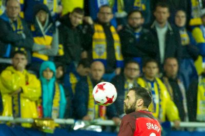Mange polske fans vil være på plads på MCH Arena til kampen mellem FCM og Arka Gdynia. Billedet er fra den første kamp i Polen. ?Ritzau foto