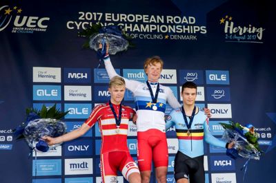 Danske Julius Johasen (t.v.) vandt sølv ved juniorernes EM-enkeltstart. Norske Andreas Leknessund tog guld, og belgiske Sebatien Grignard tog bronze. Foto: Tom Laursen