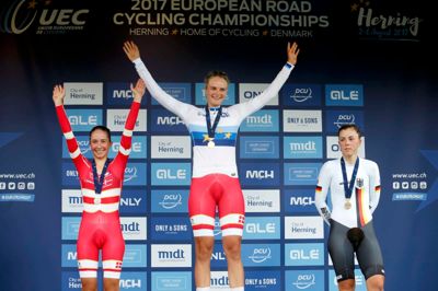 Tyske Lisa Klein (t.h.) måtte nøjes med bronze og kunne se til, at de to danske piger indtog de øverste pladser på podiet i U23-pigernes enkeltstart. Pernille Mathiesen fra Holstebro vandt guld, mens Cecilie Uttrup Ludwig fra København tog sølv. ? Foto: Flemming Hansen