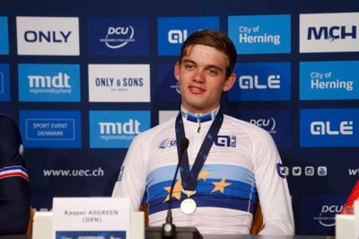 En glad guldvinder, Kasper Asgreen, smiler under pressemødet i MCH Messecenter Herning. Foto: Flemming Hansen