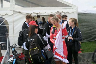Emma Norsgaard Jørgensen fra Silkeborg tog sølvet, da juniorpigerne fredag formiddag kørte et hektisk linieløb på regnvåde midtjyske veje med mange styrt til følge. ?Foto: Thomas Damm