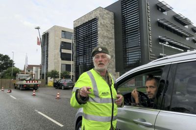 Hans Chr. Andersen er en af de 80 folk, som Politihjemmeværnet stiller med de næste tre døgn for at styre trafikken. Afspærringen bag ham er lavet af 20 sandsække, der hver vejer godt 1,5 ton. Og der er en afspærring mere små 50 meter længere henne ad Dr. Boulevard.? foto: jesper wind