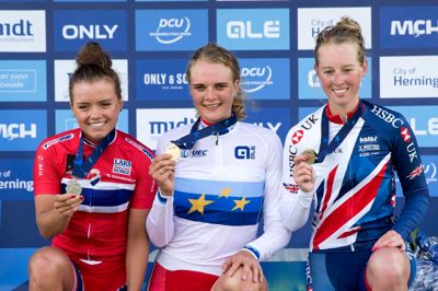 Pernille Mathiesen (i midten) blev europamester i overlegen stil. De danske ryttere er nu oppe på otte medaljer ved EM i Herning. Sølvet gik til norske Susanne Andersen foran britiske Alice Barnes. Foto: Tom Laursen