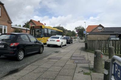 Paghs Allé skal bære både bybusser, efter deres ruter er omlagt, og almindelig trafik efter Vestergade er spærret i forbindelse med EM i cykling. Der er indført parkeringsforbud i begge sider - også for beboerne på gaden. Men endnu er ingen parkeringsbøder udskrevet.?foto: jesper wnd
