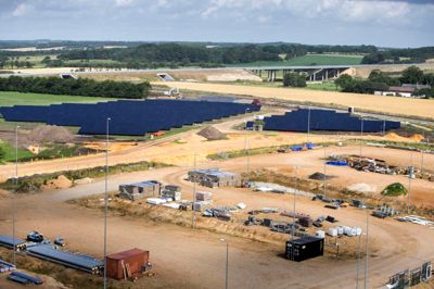 Solen har givet smæk for skillingen i sommer - især når man har solceller! Det har supersygehuset DNV-Gødstrup. De 6340 kvadratmeter solceller har siden maj produceret strøm til en værdi af op mod 900.000 kroner. ?Foto: Tom Laursen