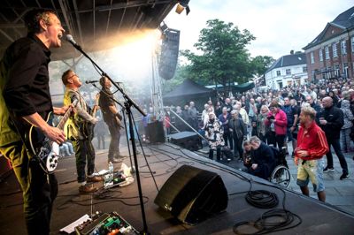 Musik-Torvet:
Vi skal have noget fest, liv og musik fra midtbyen og Torvet - koncert ved 20-tiden....
