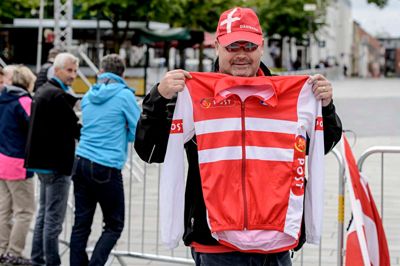 Der er ingen tvivl om, at Henrik Høegh er fan af cykelsport, og han var på plads på Torvet i Herning fredag for at følge rytterne. Desværre når han ikke at se løbet på søndag på grund af en familiefødselsdag.?Foto: Jørn Deleuran