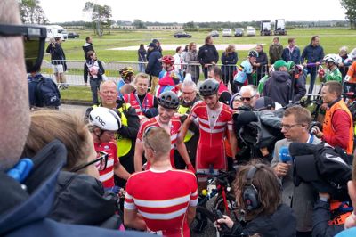 21-årige Casper Pedersen (med ryggen til) vandt U23-rytterens EM og tiljubles her af holdkammeraterne, der hjalp ham godt på vej. Foto: Thomas Damm