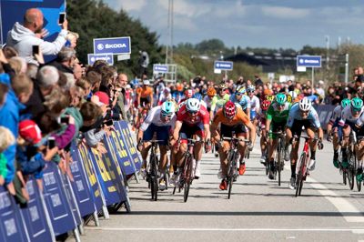 Mange tilskuere trodsede regnbygerne, da norske Alexander Kristoff i rød trøje sejrede ved EM. Foto: Tom Laursen