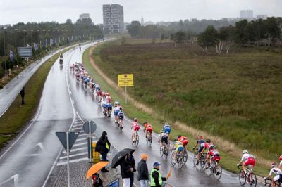 EMC i cykling:
Kvindernes landevejsløb kl. 14-17: Fokus på Camilla Møllebro Pedersen fra Haderup og verdensmester Amalie Dideriksen.