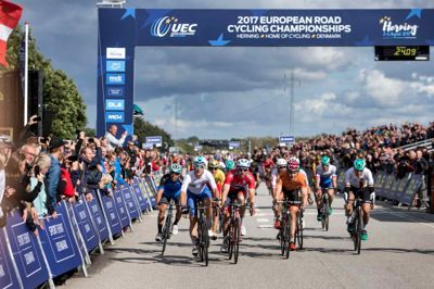 Norske Alexander Kristoff - i rød trøje - er akkurat hurtigst på stregen. Foto: Tom Laursen