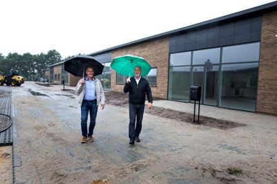 Grunden husede oprindeligt Brdr. Dahls betonvarefabrik, indtil den og bygningerne i 1983 blev overtaget af Jydebrødrene som samlefabrik for cykler. Senere rykkede TV-Danmark ind i ejendommen, hvorefter den stod tom i en årrække. Peer Madsen (t.v.) og PM Ejendomme overtog grunden i 2011 og ragede bygningerne ned i 2014. Til højre ses Povl Hollenvad fra Nybolig, som står for udlejningen. ? Foto: Tom Laursen