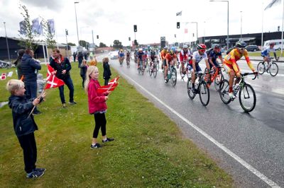 Når cykelrytterne igen kom kørende forbi på Lind Hovedvej, løb tilskuerne ud til vejen og klappede og hujede. Ida og August Elkær Ingemann flagede endda for de mange cykelryttere. ? FOTO: FLEMMING HANSEN