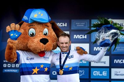 EM-maskotten Bikey (t.v.) på medaljeskamlen sammen med norske Alexander Kristoff, der vandt de professionelles landevejsløb.
