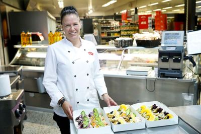 Mette Duedal Hansen er glad for at bo i Kibæk, hvor hun arbejder som delikatesseleder hos Meny. Hun kan godt lide, at det er en lille by, og at børnene selv kan cykle i skole og til kammerater. ? foto: Flemming Hansen