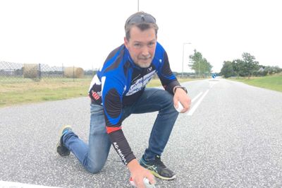 Løbsleder Jesper Nielsen tegner målstregen op, og den skal være så lige som muligt, for løbene kan meget vel ende med at skulle afgøres på målfoto. ?Foto: Jacob Hove