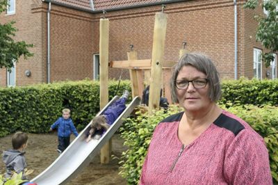 Birthe Jensen har været leder af Kernehuset i alle dets 25 år. Dagens børn er præget af den opdragelse, som deres forældres har fået af deres forældre. De har, mener Birthe Jensen, sværere ved at sætte grænser for deres børn, fordi de selv er opdraget af forældre, der alt for meget har haft ja-hatten på.?foto: jesper wind
