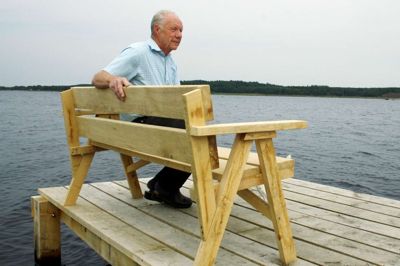 Kai Pape har solgt to grunde på sin udstykning. Den ene er der bygget hus på. Her ses Kai Pape på den nye bådebro, der er lavet ved frivillig arbejdskraft. Bølling Sø er omkring fire meter dyb i den gamle kanal. Ellers er den kun godt en meter til bunden.