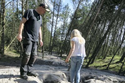 Michael Hauge havde datteren Alberte med, da han ville finde det nye store skred i Søby Brunkulslejer. Det hvide sand på skovbunden er pumpet i gejsere op gennem de store huller. Nogle steder er jorden sunket flere meter og træer næsten væltet.?foto: jesper wind