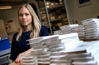 Selv om hun nu igennem flere år har beskæftiget sig med konsoller og efterhånden ved alt om dem, lader hun andre om at spille. - Jeg tror, at det er en styrke for produktet, at det er en udefra, der ser på det, siger Stephanie Skov. ?Foto: Tom Laursen