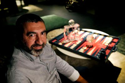 Det store glastrofæ vandt Nevzat Dogan i 2012, da han vandt VM i Backgammon. I år fik han det noget mindre globus-trofæ, som han er lige så stolt af som det store. ? FOTO: FLEMMING HANSEN