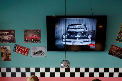 Indehaver Timur taskin har forsøgt at ramme den helt rigtige amerikanske 50'er-stil i indretningen af The 50's Diner. ? Foto: Flemming Hansen