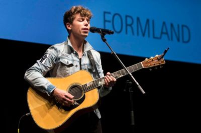 Mads Langer spillede sangen »Unusual« og yderligere to numre, da han lagde vejen forbi Herning i morges. ?Foto: Tom Laursen