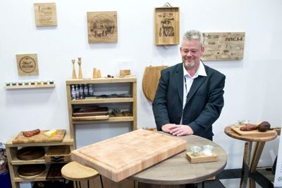 Udover at være fabrikschef tager Stellan Carlsson sig af design og salg. Herning Folkeblad har i denne uge mødt ham på Formland-messen. ?Foto: Tom Laursen