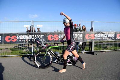 Michelle Vesterby fra Herning førte fra start til mål og vandt KMD Ironman i København i suveræn stil. Foto: Tariq Mikkel Khan/Ritzau Foto