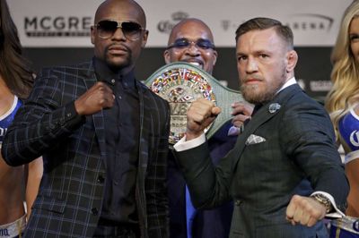 Floyd Mayweather Jr. (tv) og Conor McGregor poserer for fotografer under onsdagens pressemøde i Las Vegas. /ritzau/AP/John Locher