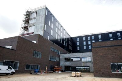 Regionshospitalet Gødstrup er det navn, som et brandingbureau har fået 10.000 kroner for at komme op med. Regionens hospitalsudvalg sagde da også god for det 7. august, men allerede 15. august sadlede forretningsudvalget om og samlede sig om kompromisforslaget Regionshospitalet Vest. I mellemtiden har regionsrådets partier så snakket sig frem til, at det første navneforslag alligevel var det bedste. ?Foto: Tom Laursen