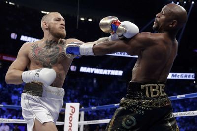 Floyd Mayweather var i problemer i starten af kampen, men stoppede Conor McGregor i 10. omgang. /ritzau/AP/Isaac Brekken