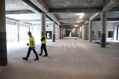 Søndag kan alle interesserede få fortællingen om supersygehuset, der under navnet Regionshospitalet Gødstrup vil åbne for patienter i 2020. På en afmærket rute i stueetagen med den lange foyer (billedet) og på sjette etage vil der være sessioner/stande om blandt andet den interaktive fødestue, akutmodtagelsen, kunst, psykiatri, teknik, kost og sengestuer. ?Foto: Tom Laursen