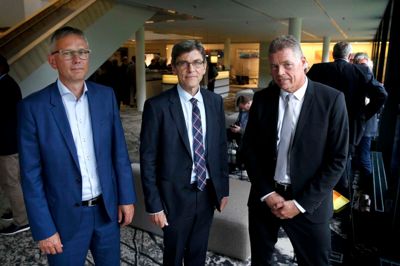 Egetæppers bestyrelsesformand Ebbe Malte Iversen (i midten) sagde som afslutning på generalforsamlingen, at han så de mange kommentarer og holdninger som konstruktive input. Her er han flankeret af de to direktører, John Vestergaard og Svend Aage Færch. ?Foto: Flemming Hansen