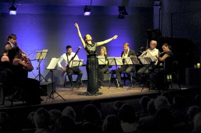 Louise Fribo, der også har stået på scenen med vores egen Peter Lodahl, var åbningskoncertens vokale indslag, og hun tryllebandt den udsolgte koncertsal i Heart med sine lyse partier. foto: oliver quast