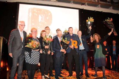Glæde og begejstring. Parterne bag renoveringen af den gamle skole i Nr. Vium kan nu kalde sig danmarksmestre i bygningsrenovering.? Foto: renover.dk