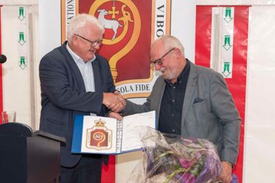 Logens ordførende broder, Svend Erik Møller Nielsen (t.v.), overrakte donationen til forstander Ebbe Larsen, der modtog pengene på vegne af Støttefonden for Møltrup Optagelseshjem. ?Privatfoto