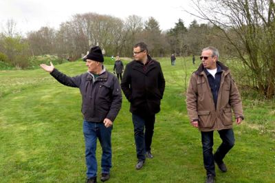 Carl Otto Daniel ses til venstre sammen med borgmester Lars Krarup (V) og formand for Aktivitetshuset, Henning Nyholm, i foråret, da parken ude foran Aktivitetshuset blev indviet. ?privatfoto