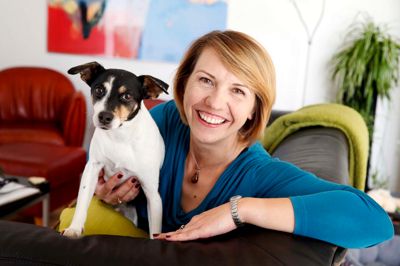 Mariola Kajkowska har sit netværk og sine fritidsinteresser i Tjørring, så her bliver hun boende sammen med sin dansk svenske gårdhund Berta, selv om hun arbejder i Holstebro. ?Foto: Flemming Hansen